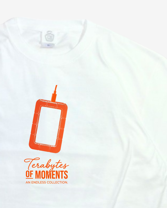 「Terabytes of moments」グラフィックTシャツ 正面|DAILY LIFE NOIZE