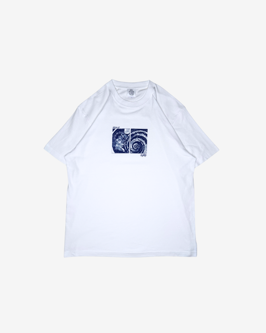 葛飾北斎モチーフ「画狂老人卐」Tシャツ 着用イメージ｜DAILY LIFE NOIZE