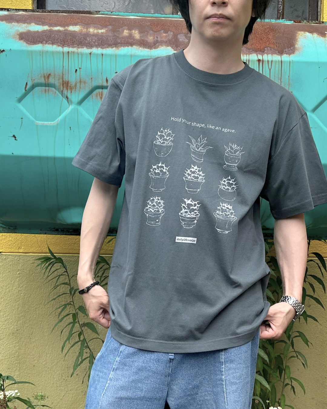 「like an agave」Tシャツ 着用イメージ グレイッシュグリーン｜DAILY LIFE NOIZE