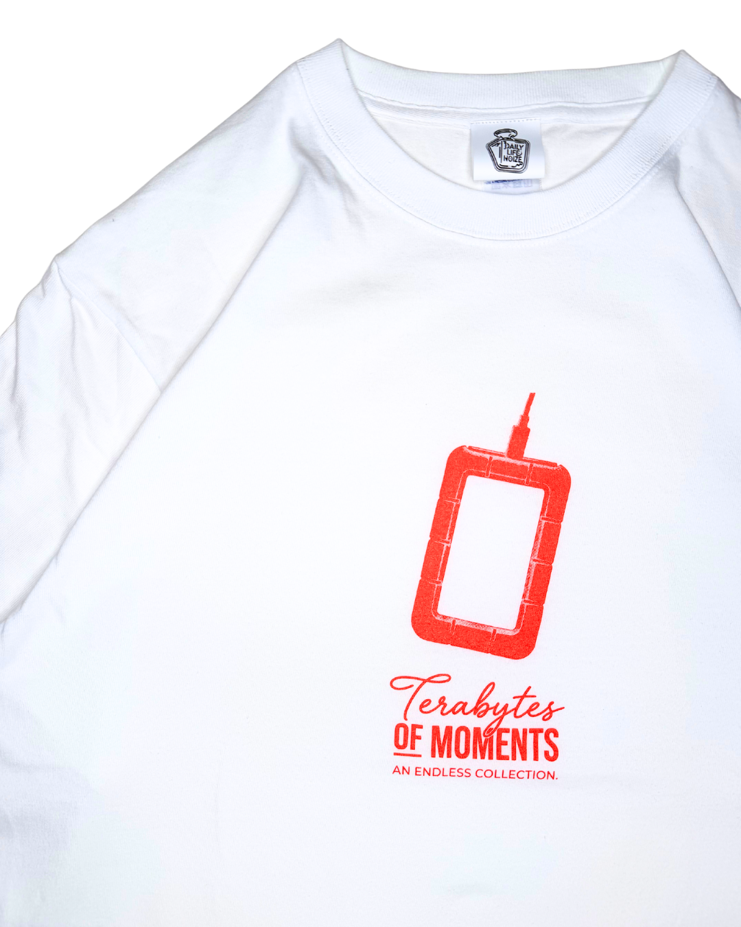 「Terabytes of moments」SSDTシャツ 白背景｜DAILY LIFE NOIZE