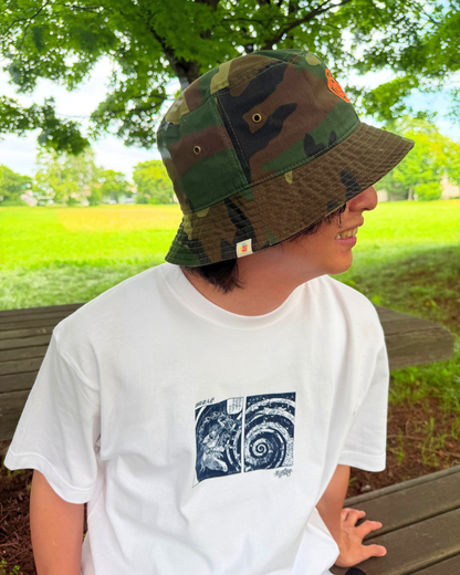 葛飾北斎モチーフTシャツ「画狂老人卍 Shaka」白背景｜DAILY LIFE NOIZE