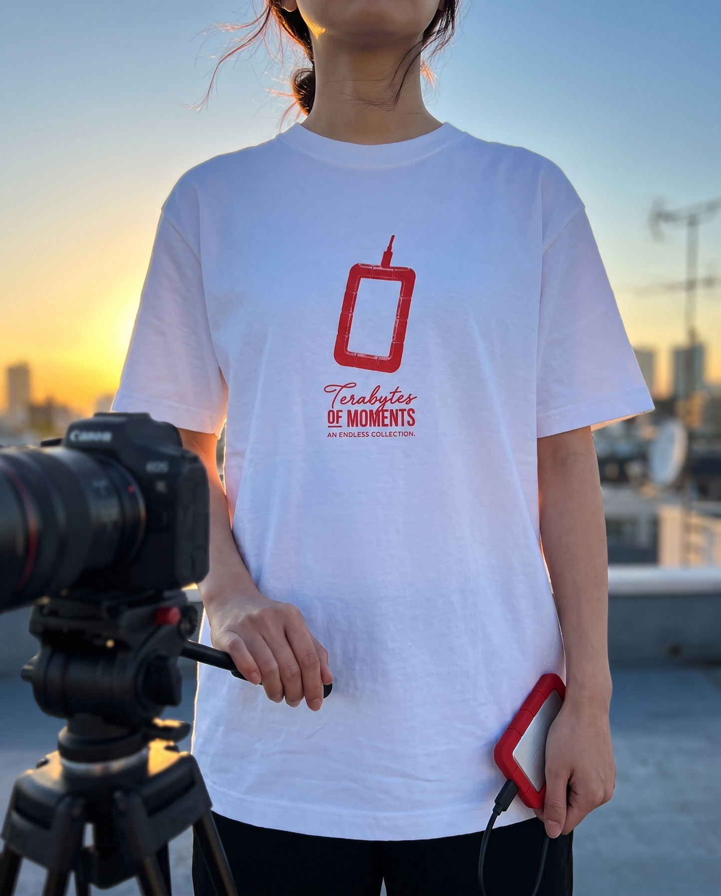 「Terabytes of moments」ポータブルSSDグラフィックTシャツ バックプリント｜DAILY LIFE NOIZE