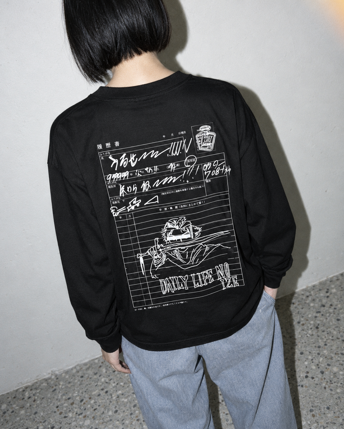 履歴書 "Uruse Shirane" BOX LS Tee ブラック｜女性着用・背面
