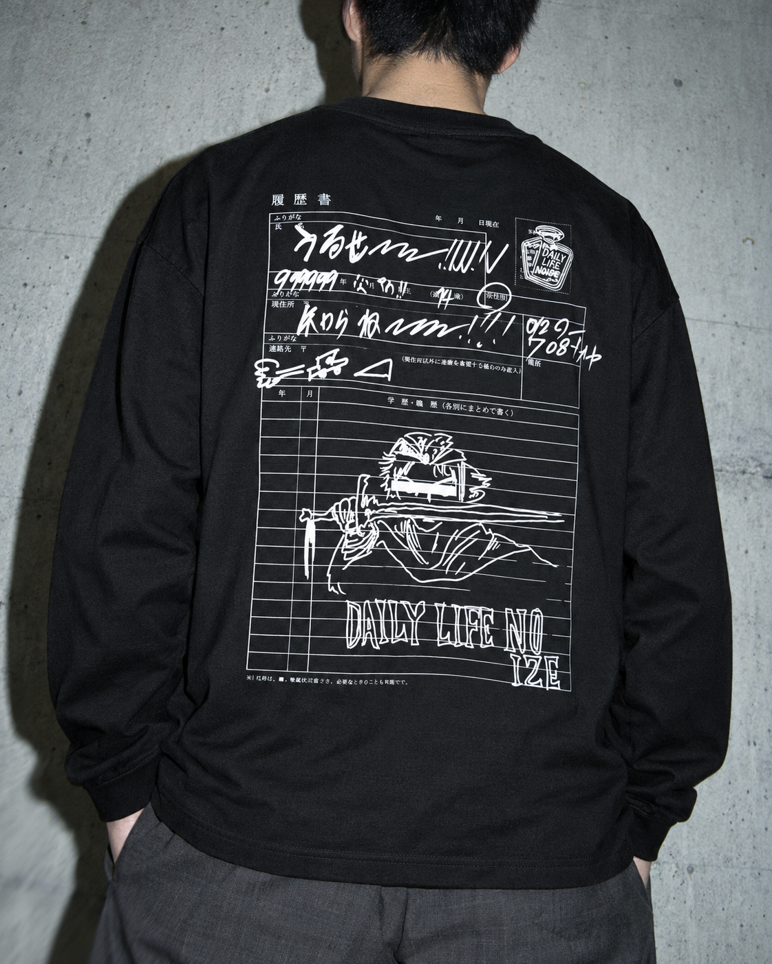 履歴書 "Uruse Shirane" BOX LS Tee ブラック｜男性着用・背面